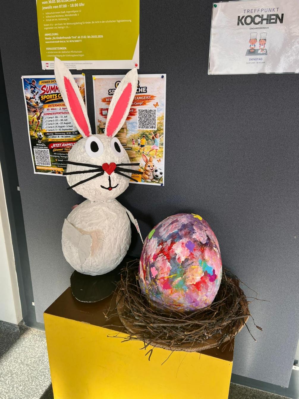 Osterhase und Osterei im Eingangsbereich