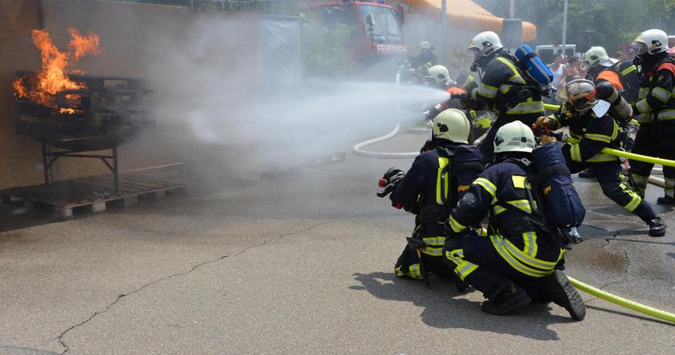 Feuerwehrleute löschen bei einer Übung